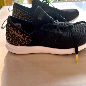 New Balance leopard and black comfort, memory sole shoe. New w/o tags. Size 11